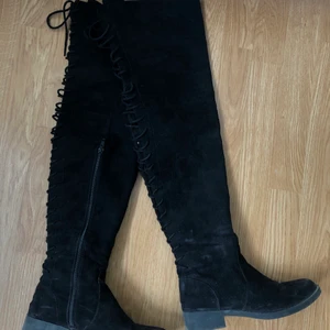 Overknee stövlar - Overknees skor i svart imitations mocka, stl 36.     Skickar men köparen betalar frakten. Billigare vid snabb affär. Jag skickar gärna fler bilder vid intresse☺️
