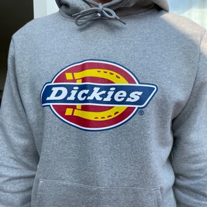Dickies Hoodie - Hej jag säljer min dickies hoodie i storlek M. Den är köpt på herr avdelningen och är oversized. Inprincip oanvänd, användts ca 2-3 gånger. Hoodien är otroligt mjuk och väldigt mysig att ha på sig. Nypris 800kr säljs för 550+frakt ❤️ Pris kan diskuteras