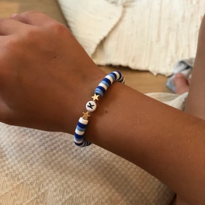 Armband - Blått,vitt och ett ljus blått armband till salu😀. Finns i möjliga färger. Bokstaven finns också i alla. Kontakta mig såklart om ni är intresserad. Använt 1 gång (på bilden) helt nytt och gjort själv med handskar. 