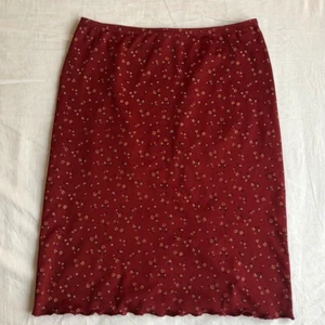 Blommig midi skirt - Köpt via depop men passar inte mig, jättefin och i bra skick!