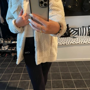 Jacka - Mysigaste höst/vinterjackan i teddy. Sjukt fin och lite oversized. 🖤 Från monki. Använd max 5 gånger! 