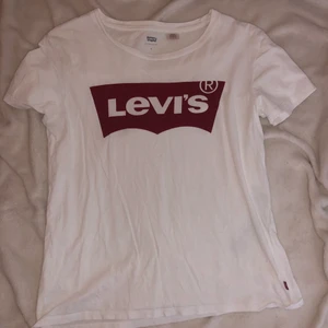 Levi’s t-shirt  - Nästan aldrig använd. Nyskick. Stl S. 