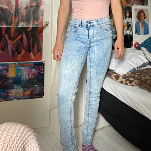 Jeans från Gina tricot  - Jeans i fint skick. Framfickorna är fejk men bak är äkta. Modell:Alex. Jeansen är stora på mig som har xs/S egentligen, passar bäst någon med m eller l. Jeansen är strechiga. 