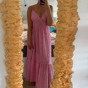 Intressekoll 🤍 - Intressekoll på min fina slutsålda långklänning från H&m 🐚 i storlek 40 men passar mig bra som är 34/36 ✨ säljer endast för bra bud!! 💖 i bra skick!!