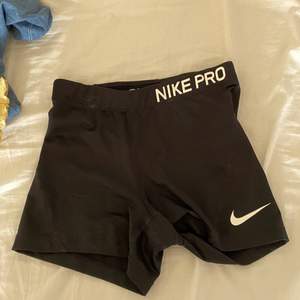 Säljer ett par Nike PRO - träningsshorts! Använda ett fåtal gånger men är nu väldigt mycket för små för mig. Bra skick! Frakt tillkommer!