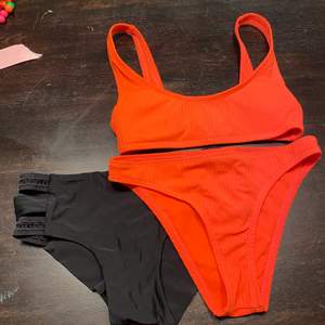 Orange bikini från Cubus i storlek 34.  2 par byxor.