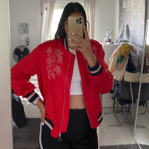 Röd bomberjacka i strl S - Köpt från HM för ett tag sen men använder ej längre. I storlek S men ganska oversized och tunn perfekt till en sommarkväll. Frakt tillkommer 💛