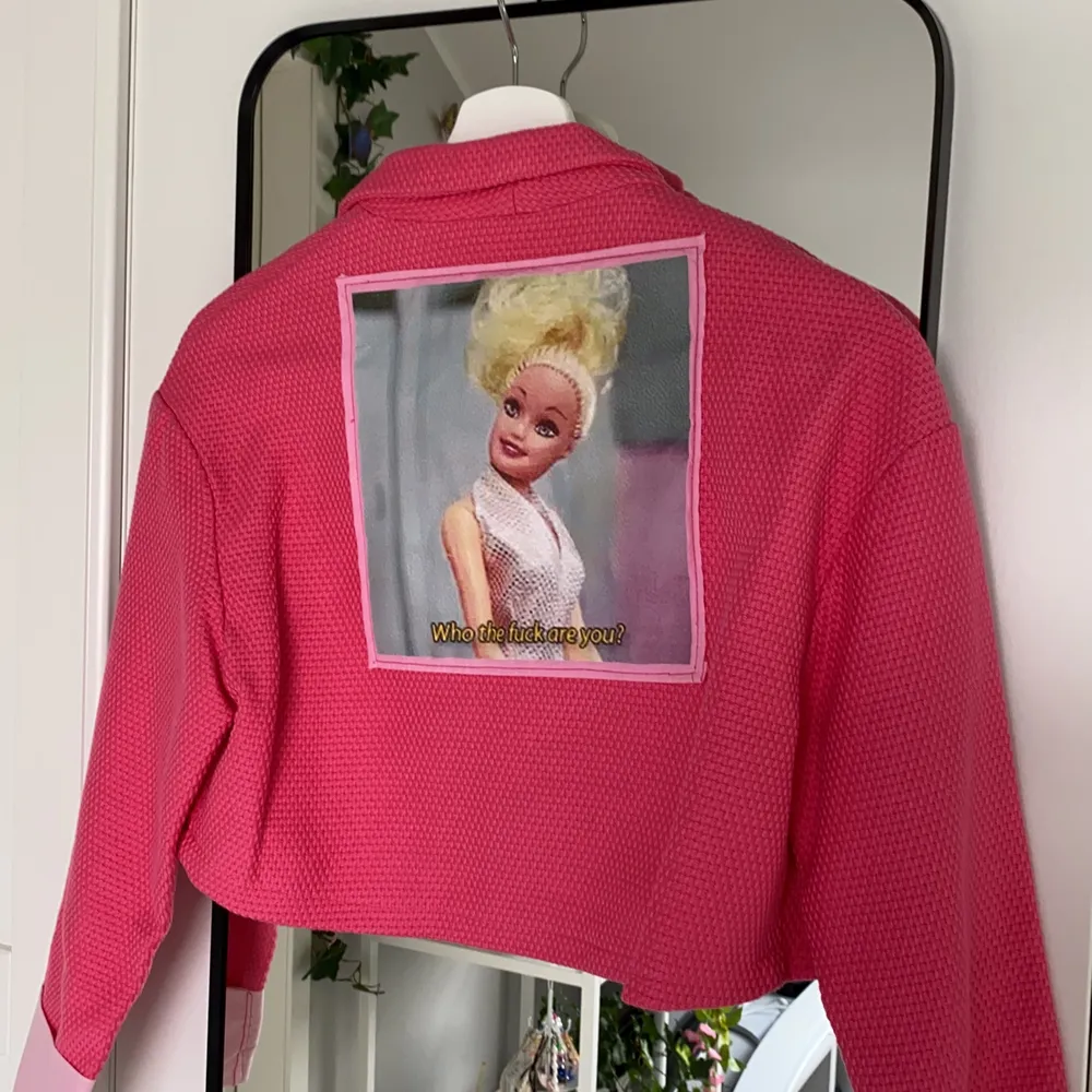 💖Reserverad💖 Reworked kavaj av @rochelleupcycles på depop! Hon har sytt om den för han till vad den är nu. Super häftig rosa croppad kavaj med en fantastisk Barbie bild på ryggen. Skulle passa bäst för en XS.                                                                           Meddela innan du köper (:. Kostymer.