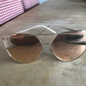 Solglasögon  - Fina, välbevarade solglasögon. Blått ljus.