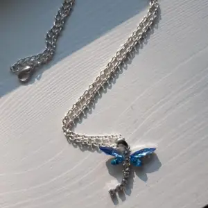 Ett halsband med en blå aktig trollslända.
