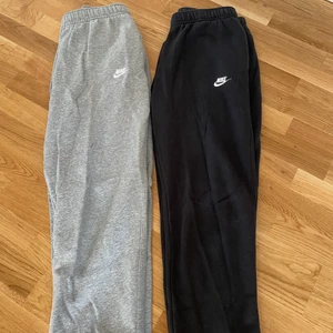 Nike byxor - Säljer två par nike mjukisar. Båda är ganska använda men i rätt så bra skick. Jag säljer ett par för 150kr och två för 250kr.