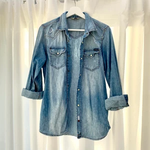 Diesel jeans-skjorta - Jeans-skjorta från Diesel i fint skick. Lite destressed men den är designad så.   Men: XS/S  Woman: S/M 