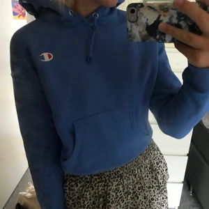 Champion hoodie - Säljer denna snygga hoodien i en väldigt fin blå färg från champion. Köpt här på plick, använd ca 2 ggr av mig💙skulle säga att den känns lite använd pågrund av att den är lite nopprig men annars i väldigt gott skick! Säljs pågrund av att den inte används av mig💙storlek:xs