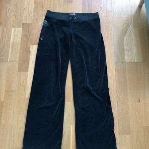 juicy couture mjukisbyxor - äkta, lågmidjade juicy couture mjukisar från 2000-talet! knappt några rhinestones kvar på märket, annars bra skick💗 står l, men de är mycket små i storleken så är mer av en s