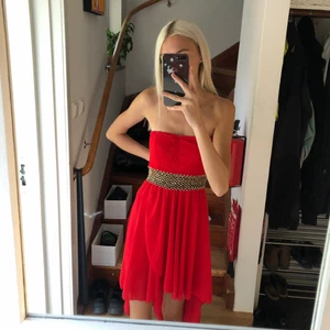 röd klänning  - jättegullig klänning i storlek S, använd några gånger men i fint skick!