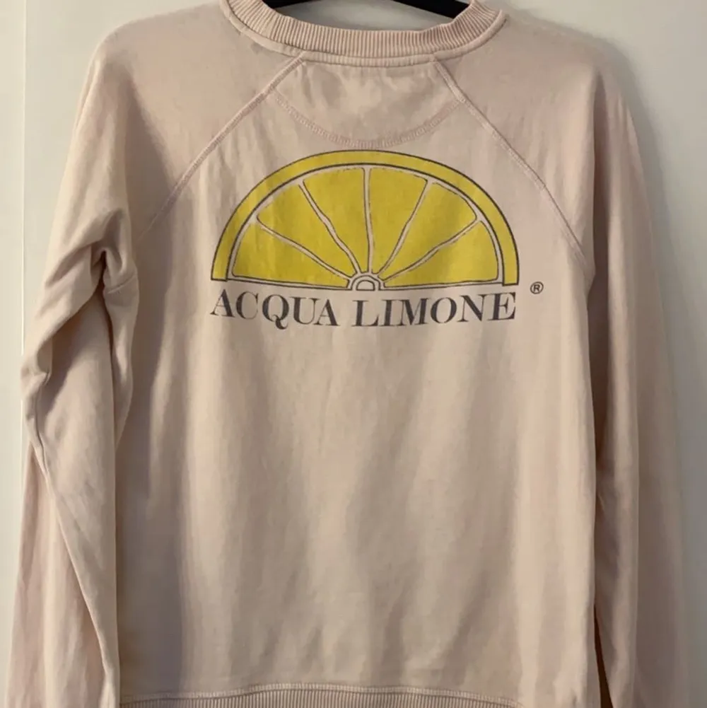 En rosa sweatshirt från Acqua Limone. Använd fåtal gånger. St S. Köparen står för frakten.. Tröjor & Koftor.