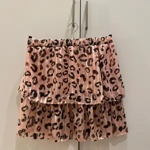 Super fin kjol som tyvärr inte kommer till användning längre. Köpte den på en outlet för 300 kr. Om du är intresserad kontakta mig. Säljer även fler kläder🤍🤍