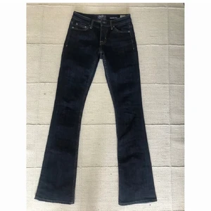Lågmidjade crocker jeans - Säljer ett par super snygga mörkblåa crocker jeans! Jeansen har slits vid båda anklarna, är raka/bootcut i benen och har en låg midja🥰🥰 säljer då dom tyvärr inte passar mig i storleken