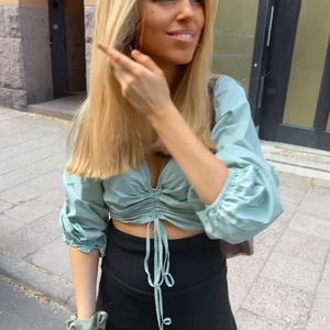 Grön topp från mango - Jätte fin med snörning som går att dra åt. Helt i nyskick bara använd någon enstaka gång. Storlek xs-small men passar allt från xs till medium. 