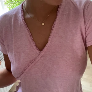 Rosa topp - Såå gullig rosa tröja från Dorothy Perkins köpt på sellpy💗strl 40 så M men jag är vanligtvis S! Mjukt och stretchigt material så passar flera. Köparen står för frakt! Puss