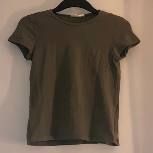 Basic grön t-shirt storlek 146/152 - Den är använd Max 3 gånger och i väldigt bra skick.