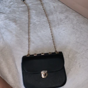 Svart axelbands väska  - Jätte fin liten axelbands väska. Använd ett fåtal gånger pris 50 kr