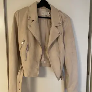 En beige mockajacka från Nelly.com i storlek 36. Aldrig använd (prislapp är kvar) 300kr+66kr i frakt 