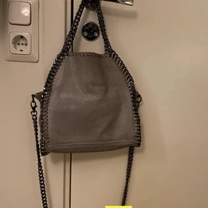 Stella maccartney liknade väska  -  Lånade bilder !! Säljer denna Stella maccartney liknade väska som jag köpte här på plick för ungefär 4 månader sedan, säljer pågrund av att jag inte använder den,  hör av er om ni vill ha fler bilder på väskan