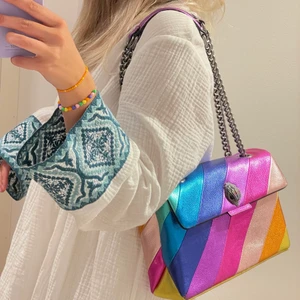 Kurt geiger väska  - Säljer nu min Kurt Geiger väska då den inte kommer till användning så mycket som jag velat. Det finns knappt några defekter på väskan, bara lite under men syns knappt. Hör av er vid frågor. Köpare står för frakten. Fraktar ENDAST under pandemin, inga undantag. 