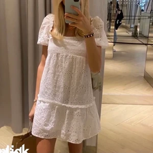 Vit klänning - Säljer den här jättesöta populära klänningen från hm, endast använd en gång så i väldigt bra skick, strl 34, frakt ingår ej