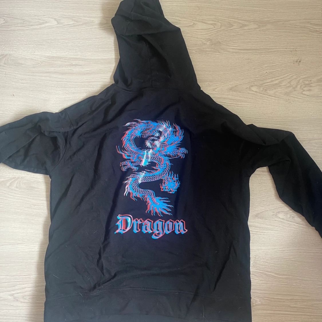 Svart lång hoodie med tryck - 90