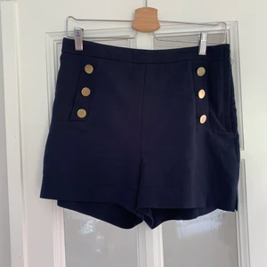 Blåa shorts  - Ett par blåa fina shorts som är i bra skick, dragkedja sitter på sidan 