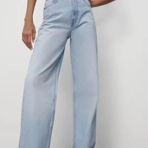 Zara jeans - Säljer dessa helt nya jeans från zara med prislapp kvar i storlek 36 då de ej passade mig. De är full length så passar alla längder, bara att klippa själv. Slutsålda i butik och nypris är 399kr