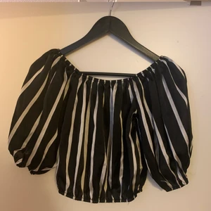 MISSGUIDED croppad off-shoulder topp  - Är i silkigt material- men såklart polyester. Den är off shoulder, med ballongärm. Har resår i ärm-slut, i ”kragen” och i midjan. Är storlek 36, men tycker nog att den är i minsta laget, i alla fall i axelpartiet. Så har du breda axlar så kommer du känna av resårbanden, därav att jag endast provat den och den blivit liggande efter det. Använder mig av Skicka Lätt till brevlåda spårbart för 51:- (Kan göra upp med köpare om jag ska packa i tunn plastpåse så att den går under 100g, men det är tajt)
