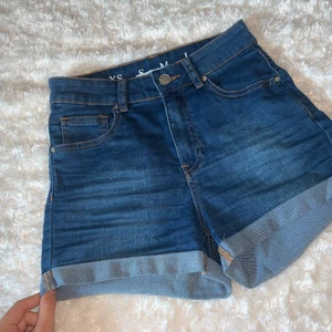 Jeansshorts - Jeansshorts från BikBok i storlek XS. Köparen står för frakten. Skriv vid intresse och frågor:)💞