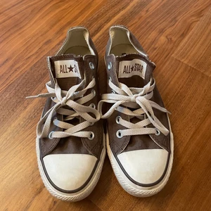 Bruna Converseskor - Bruna låga Converseskor i strl 37,5, snygga och trendiga!🧸🤎