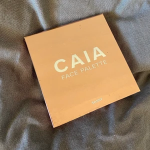Caia Face Palette Sassy - Säljer nu min sassy ansiktspalett från Caia. Den är endast använd 2-3 gånger. Den har bra pigment. Själva paletten är lite smutsig på bilden men tvättar så klart bort det innan jag skickar den. Ny pris 395kr. Säljer för 200kr.  Köparen står för frakten💗