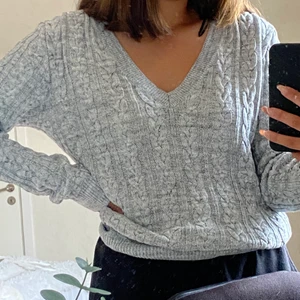 V-ringad stickad - säljer denna stickade tröjan med fin v-ringning. SÅ trendig! Köptes på second hand med har kommit på nu i efterhand att det inte riktigt är min stil. Felfri ✨