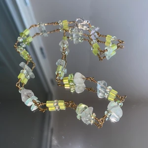 HALSBAND - Ett fint handgjort halsband, av metall och grön/blåa pärlor❣️ spännet är försilvrat, och frakten ingår i priset🙏 __________________________________________  Checka min profil, finns massvis med smycken för bra priser❣️ hör av dig med frågor, kan även customiza så du får vad du vill ha🙏🤝  __________________________________________