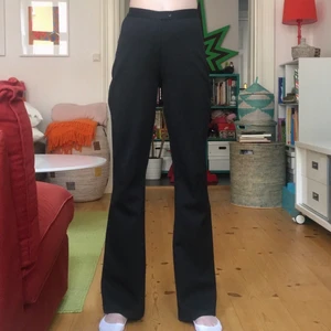 Kostymbyxor - Svarta, lite utsvängda ribbade (se bild 2) kostymbyxor! 