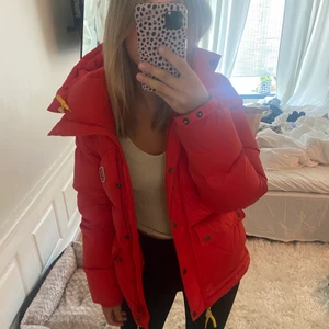 Fjällräven jacka  -  Säljer min näst intill oanvända fjällräven jacka. Den är köpt på naturkompaniet i slutet av Februari 2021 dvs att den är använd ett fåtal gånger. Den är köpt för 6000kr. Den är perfekt till kommande höst/ vinter. Den är i storlek womens XS men jag  S passar den väldigt bra på.  Jag kan tänka mig att byta mot en annan jacka eller så säljer jag för 4000kr. Jag kan gå ner i pris vid snabb affär. 