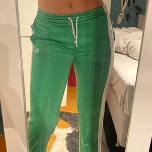 Gröna mjukisbyxor - AS feta Sergio-tacchini byxor. Tycärr lite för små för mig. Har en dragkedja där nere men är naturligt utsvängda vid fotleden även utan att dra upp dragkedjan.