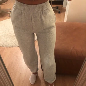 Grå mjukisbyxor - Grå mjukisbyxor från bikbok!!🤍🤍 superfina men sitter tyvärr för tajt för mig i midjan:// de är i bra skick, storlek xs. Jag är 165 cm lång (korta ben) och går lite längre än till anklarna för mig💕💕
