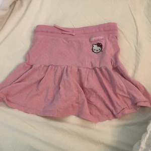 Rosa Hello Kitty kjol - Tyvärr har dottern vuxit ur sin favoritkolumnist. Väl använd men fin ändå. 
