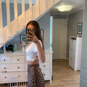 Leopardmönstrad kjol i strl 32 - Kjolen är bara använd några få gånger och är därför i bra skick. Säljer på grund av att den har blivit för liten för mig.