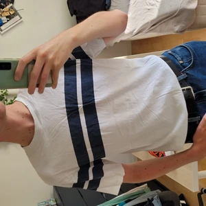 Blue Striped T-shirt - Vit T-shirt med coola blåa ränder😍 