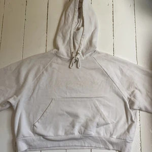 Jättefin hoodie från monki - Hoodied har lite smink fläckar på ”kragen” (se bild) så priset blir billigare pga av det, fläcken går nog att få av dock med fläckborttagningsmedel. Men annars jättebra skick och alla pärlor/stenar sitter på. Säljer pga att jag har för många hoodies!
