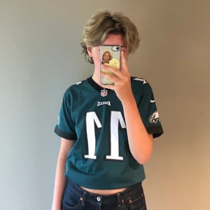 Tröja - Knappt använd, så väldigt bra skick. Skriv om fler frågor;) frakt står köparen för 