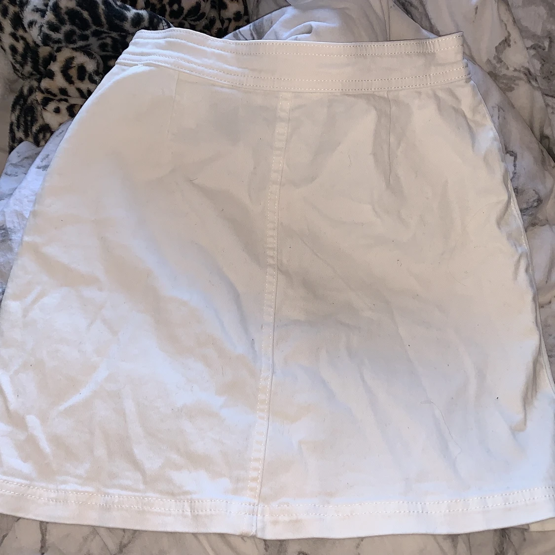 En vit kjol med knappar - 90