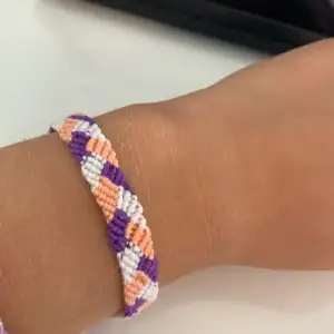 Heej! Jag säljer handgjorda armband! Ett armband kostar 20 kr + frakt! Det är möjligt att välja färger och mönster själv! 💞 